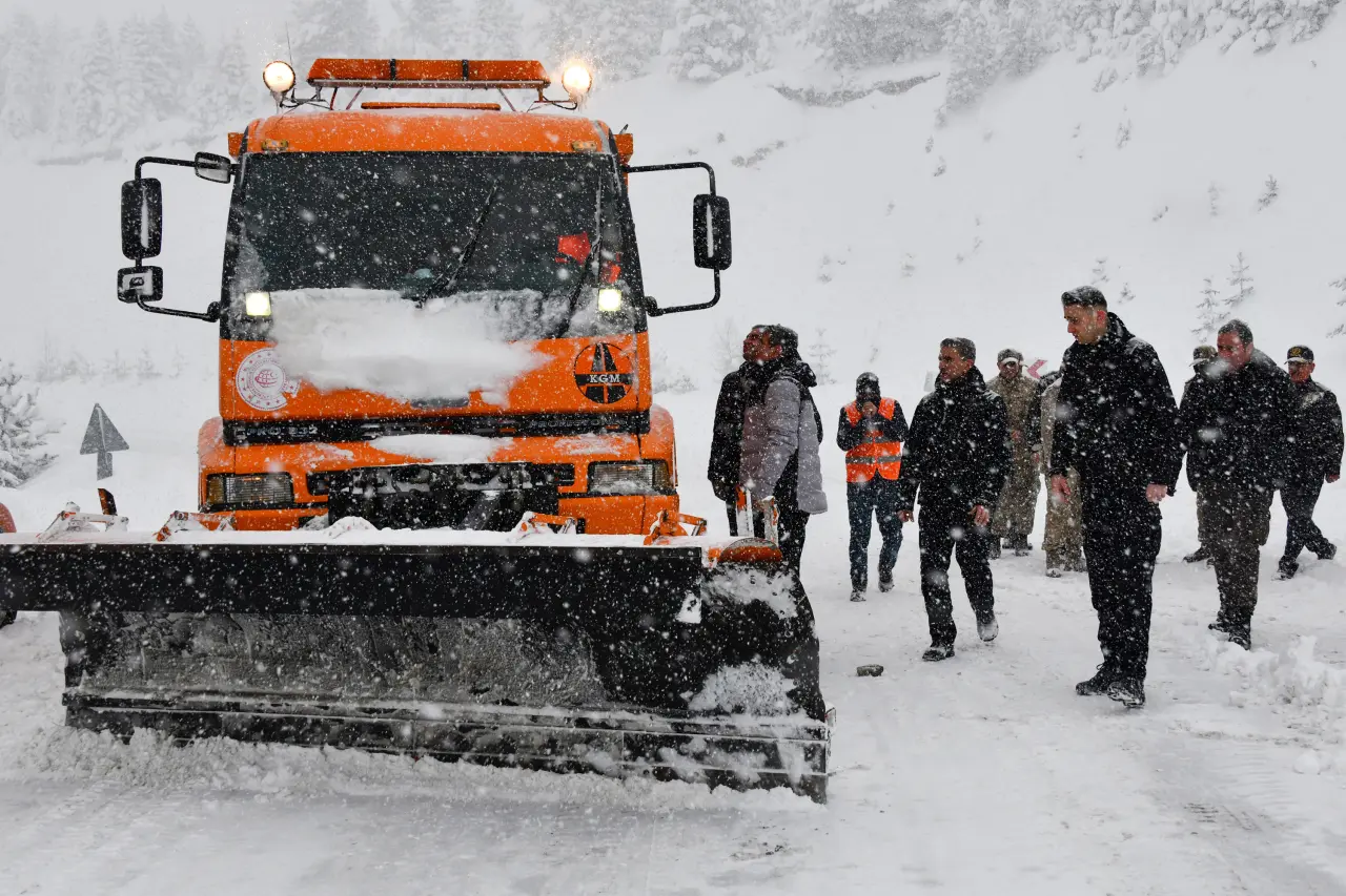 Vali Baruş karla mücadele çalışmalarını denetledi 3
