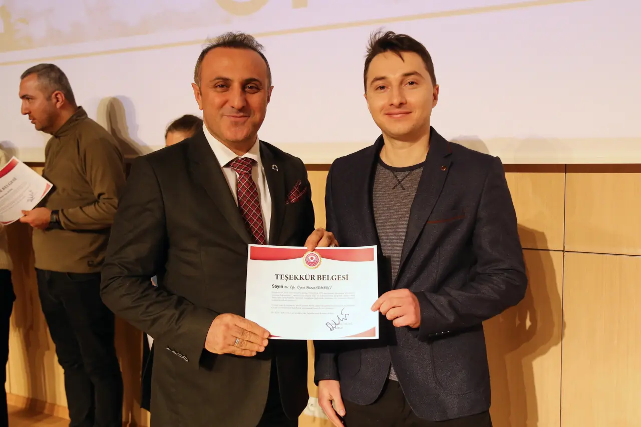 Gümüşhane'de Miniklerin Kep Atma Coşkusu: Geleceğin Bilim İnsanları Diplomalarını Aldı! 35