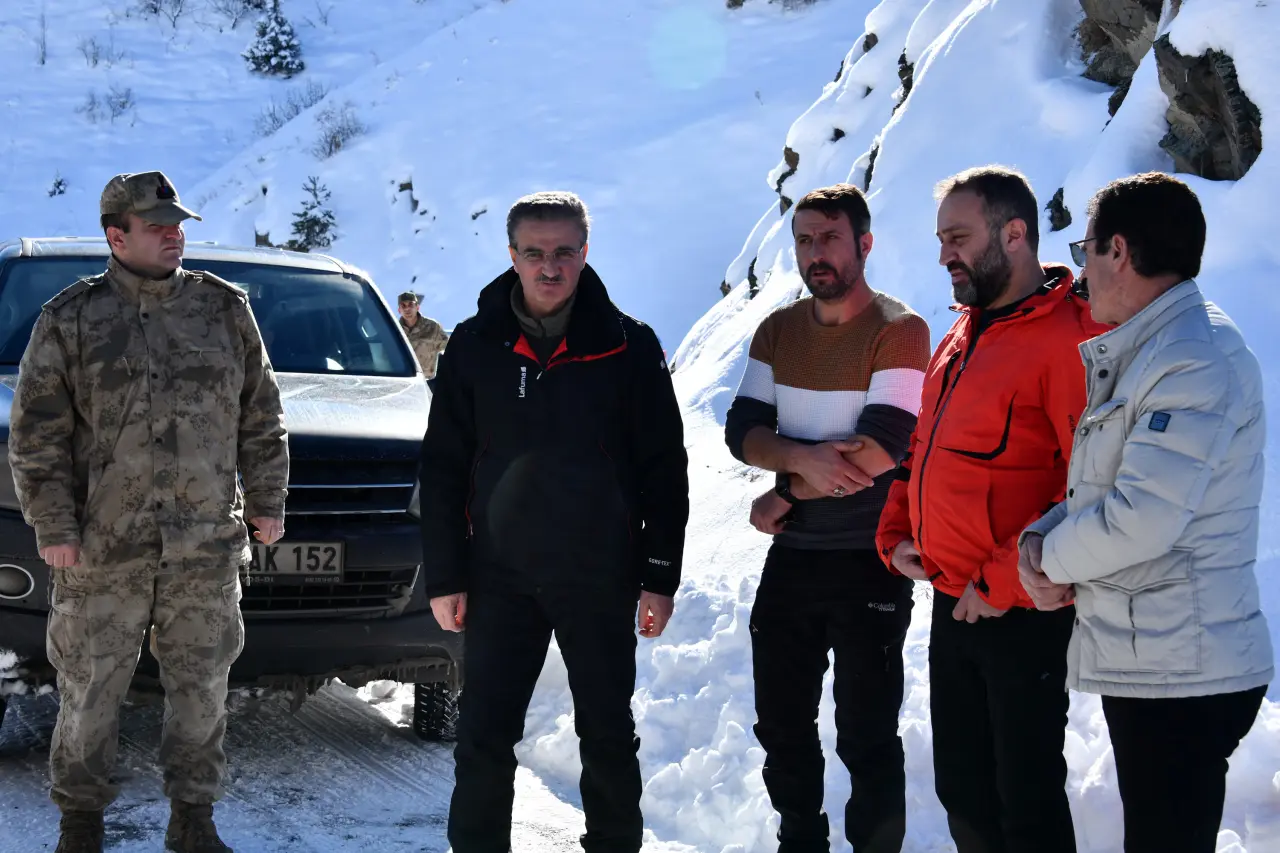 Vali Aydın Baruş kar mücadelesini 1800 metre rakımda inceledi 5