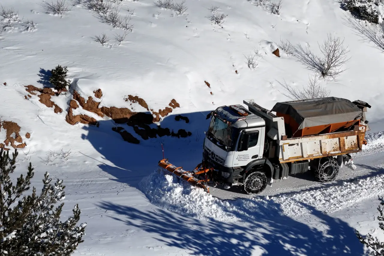 Vali Aydın Baruş kar mücadelesini 1800 metre rakımda inceledi 22