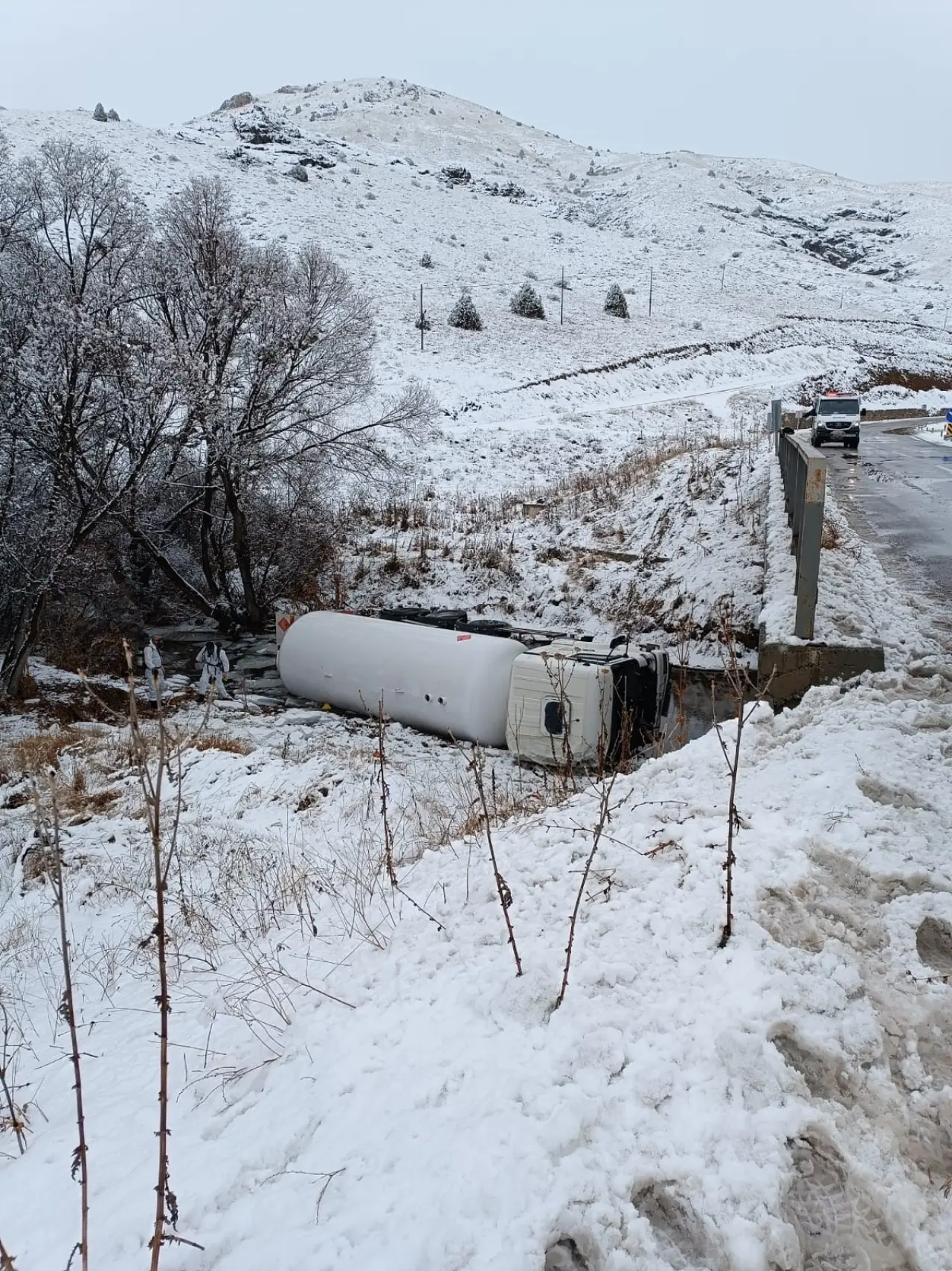Kelkit-Erzincan yolunda korku dolu anlar! LPG yüklü tanker dereye uçtu 1