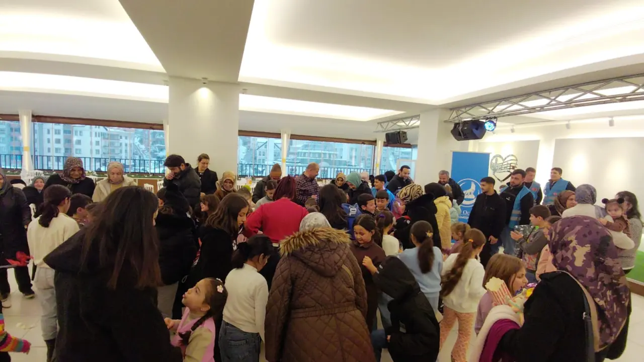 Gümüşhane’de Çocuklar Bu Programda Coştu! Karne Hediyeleri ve Eğlence Bir Arada 13