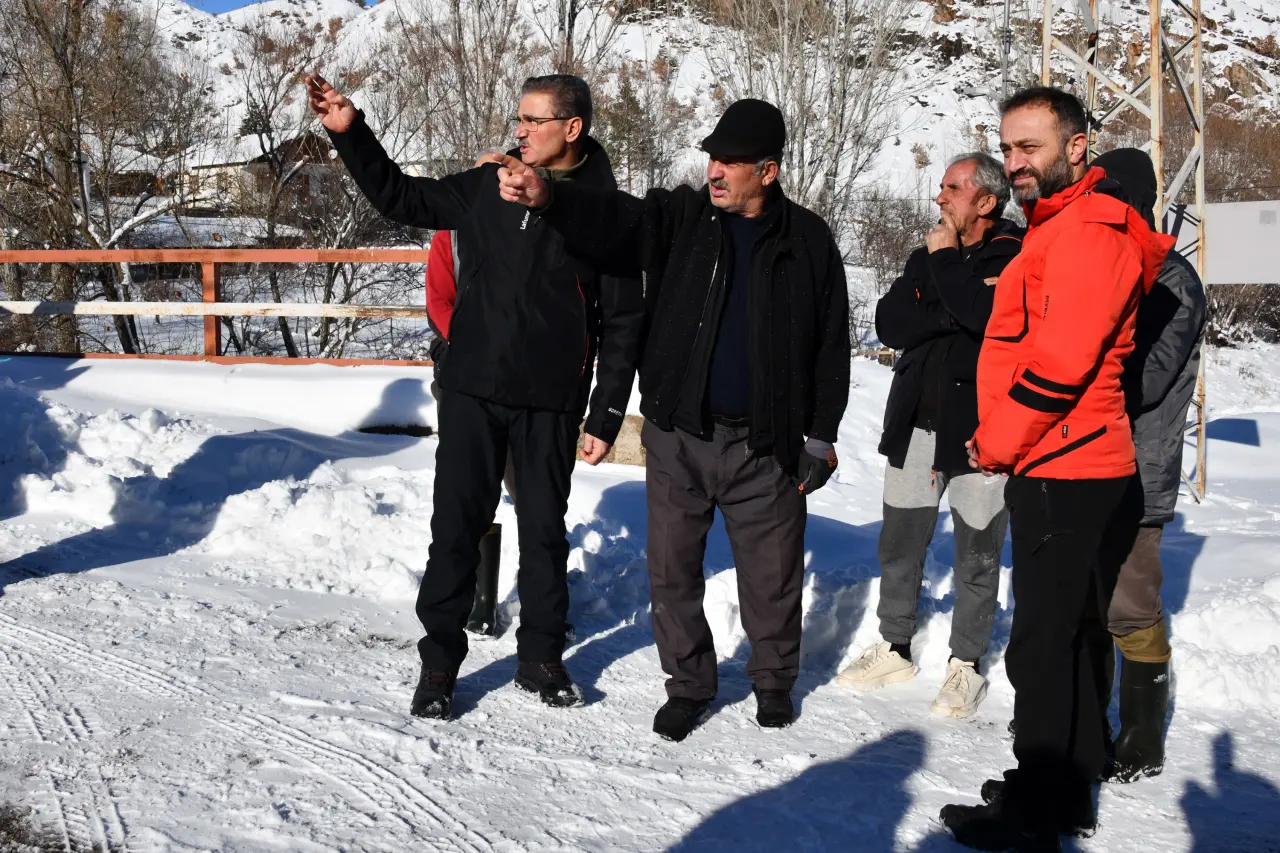 Vali Aydın Baruş kar mücadelesini 1800 metre rakımda inceledi 2