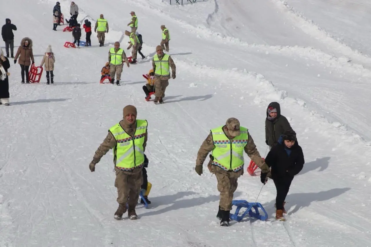 Zigana’da vefa programı: Jandarma şehit ailelerini ve gazileri misafir etti 4