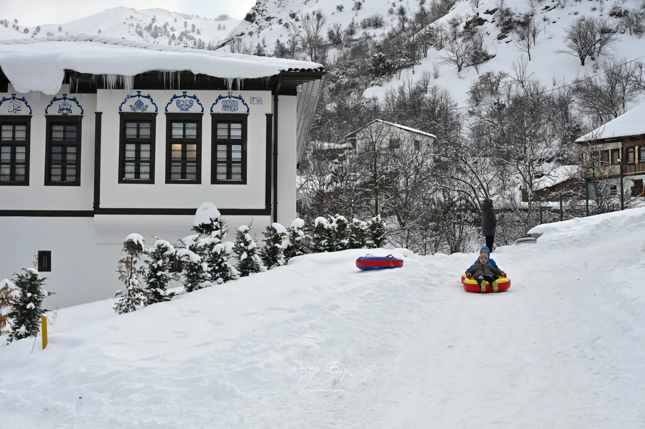 Gümüşhane’de Kar Yağışı Görsel Şölene Dönüştü: Zirveler ve Tarih Beyaza Büründü 28