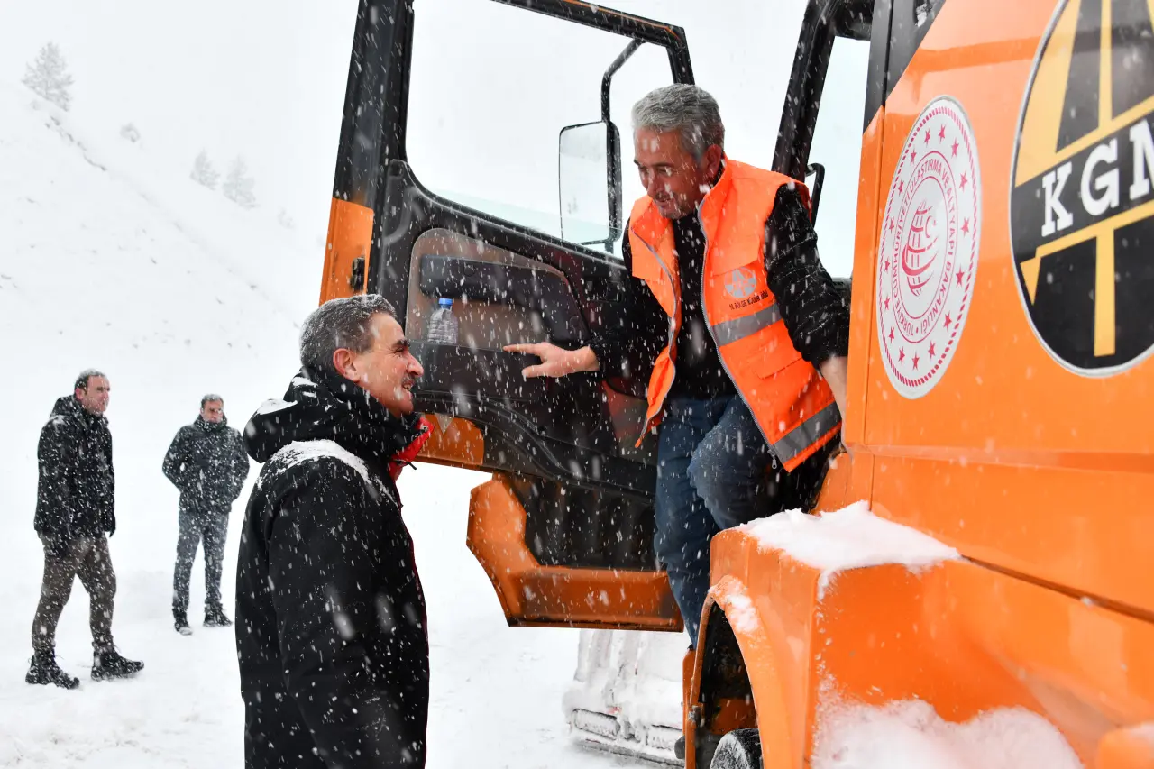 Vali Baruş karla mücadele çalışmalarını denetledi 4