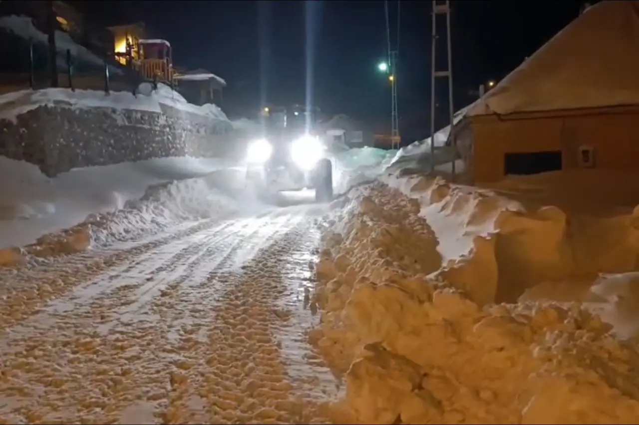 Gümüşhane'nin zirvelerinde kar seferberliği: Ekipler gece gündüz demeden çalışıyor 2