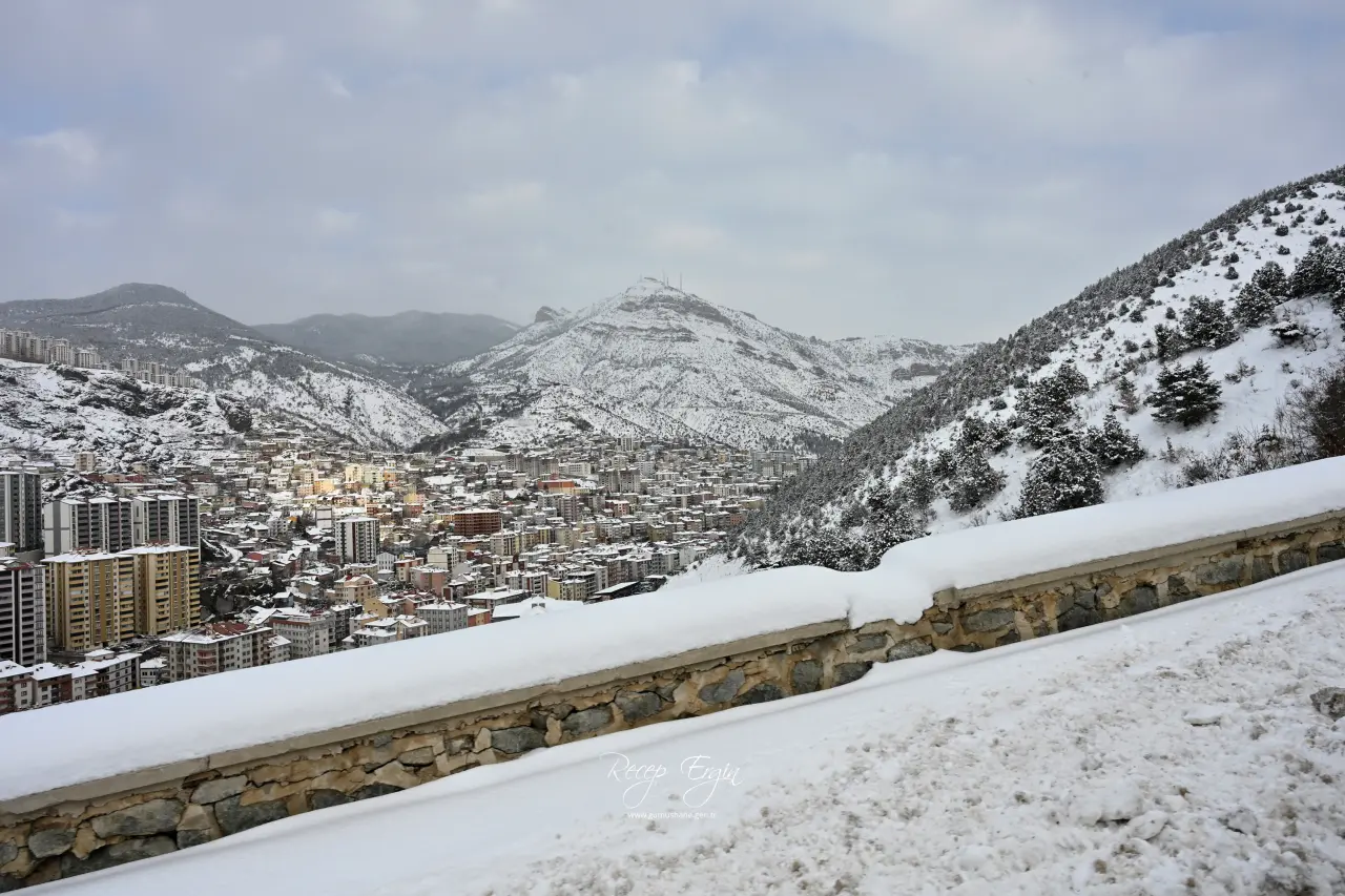 Gümüşhane’de Kar Yağışı Görsel Şölene Dönüştü: Zirveler ve Tarih Beyaza Büründü 29
