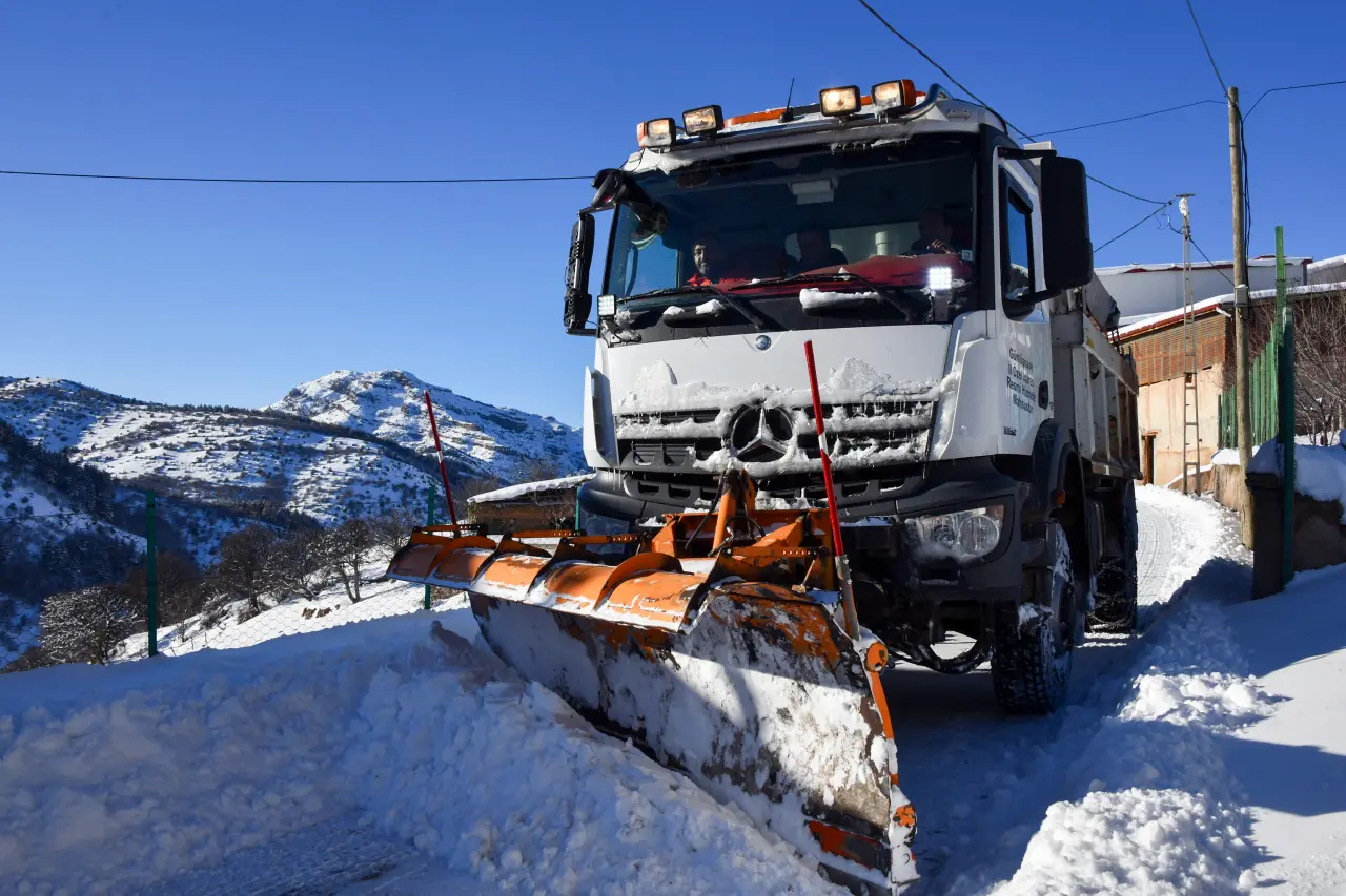 Vali Aydın Baruş kar mücadelesini 1800 metre rakımda inceledi 9