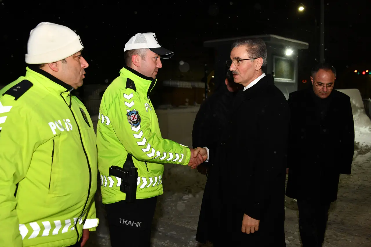 Vali Aydın Baruş, görev başındaki personelin yeni yılını kutladı 20