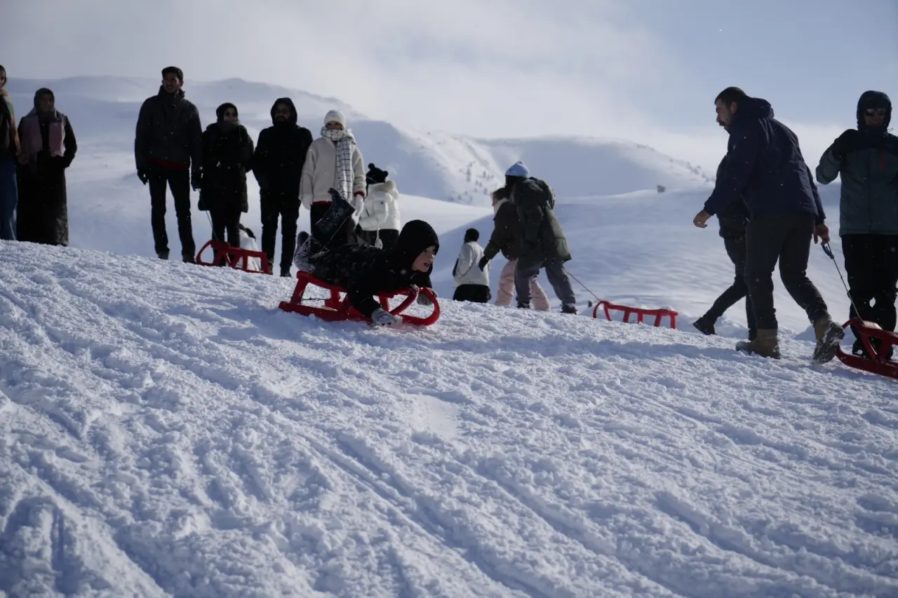 Karnesini Alan Oraya Akın Etti! Zigana Dağı’nda İğne Atsan Yere Düşmüyor 6