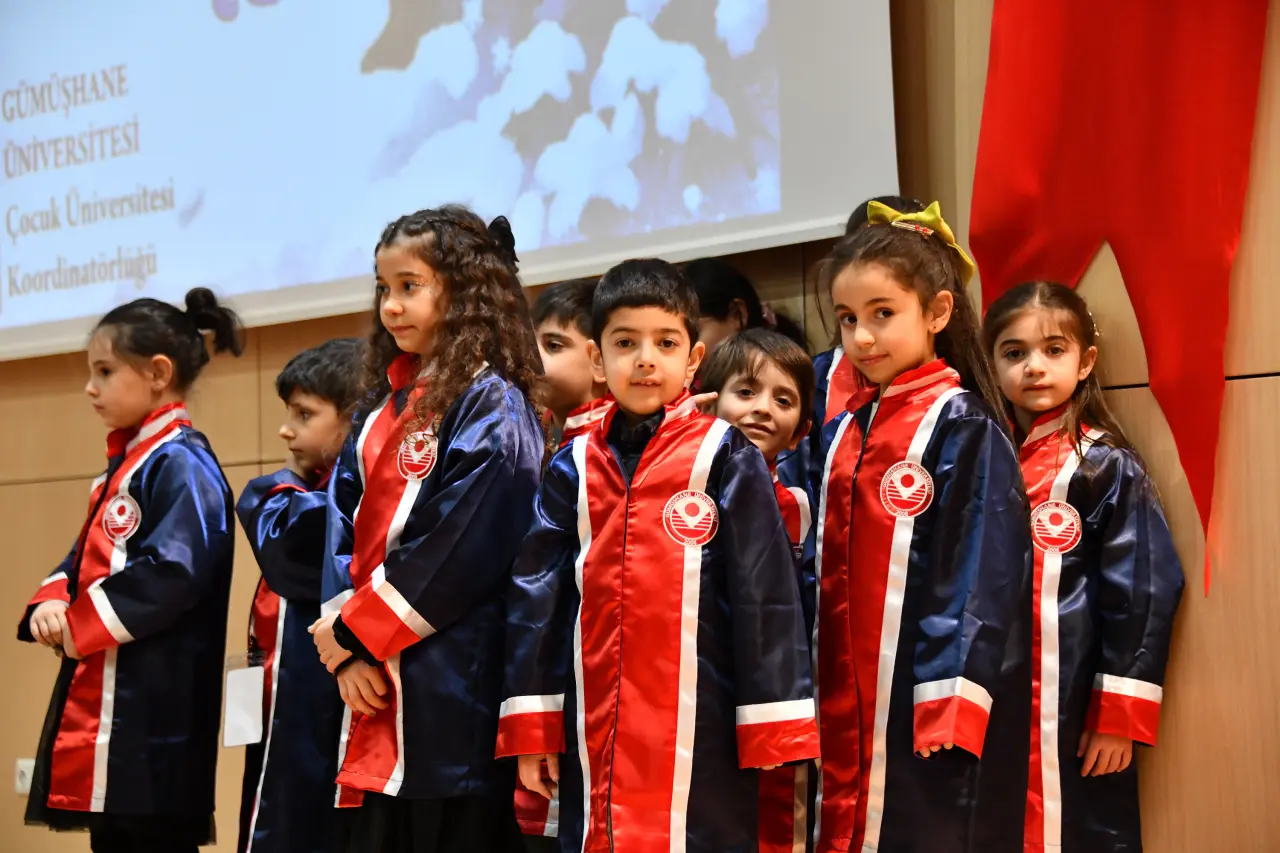 Gümüşhane'de Miniklerin Kep Atma Coşkusu: Geleceğin Bilim İnsanları Diplomalarını Aldı! 9