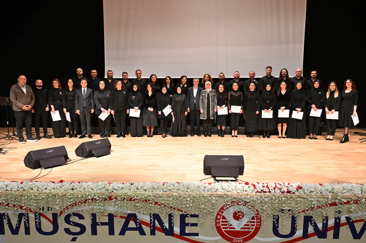 Gümüşhane’de sahne öğretmenlerin! Maarif Korosu’ndan unutulmaz sanat gecesi 1