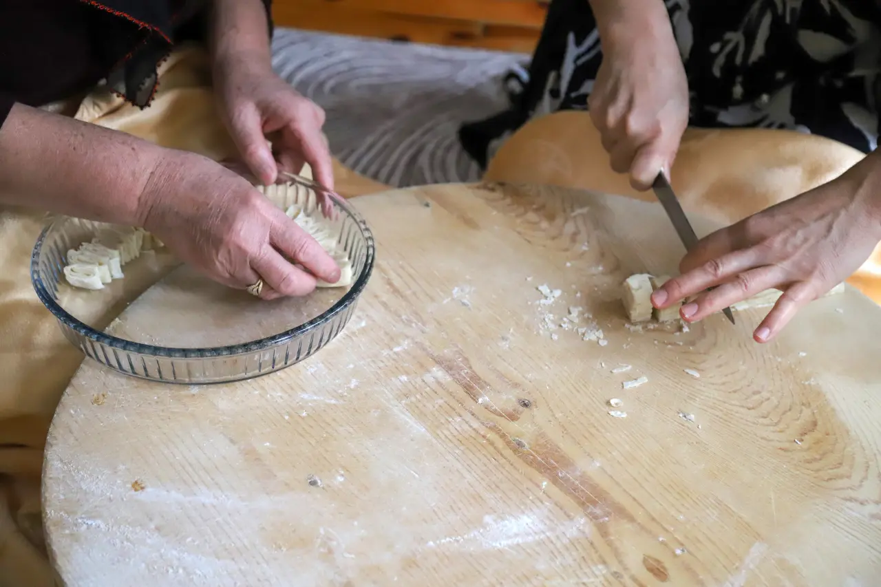 Ramazan sofralarının vazgeçilmezi Gümüşhane Sironu için imece mesaisi 9