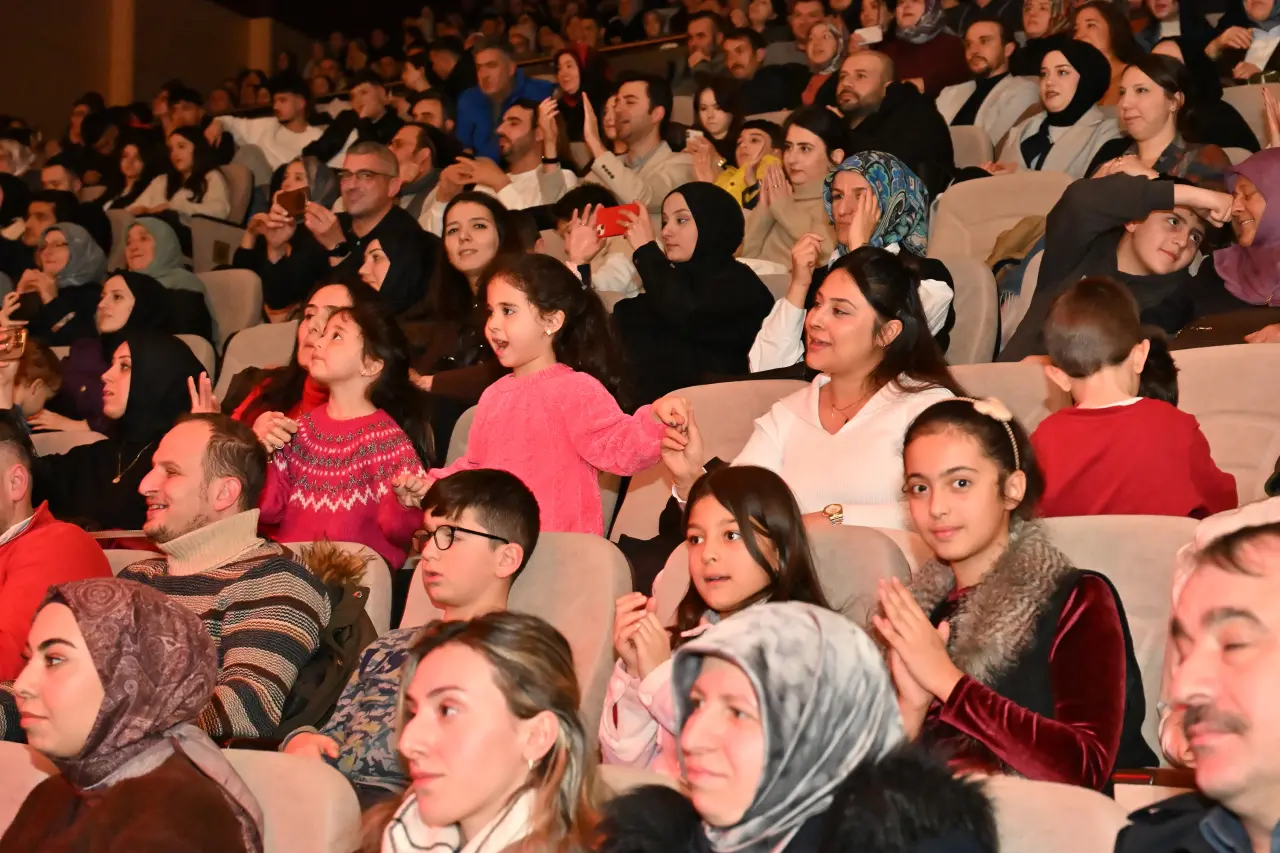 Gümüşhane’de sahne öğretmenlerin! Maarif Korosu’ndan unutulmaz sanat gecesi 17