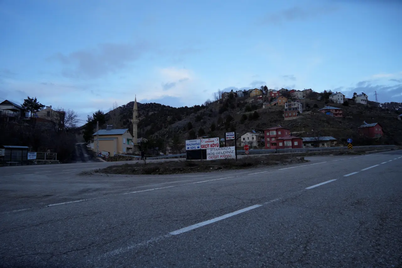 Bu köyden geçerken aracınızı durdururlarsa şaşırmayın! Sebebi takdir topluyor 7