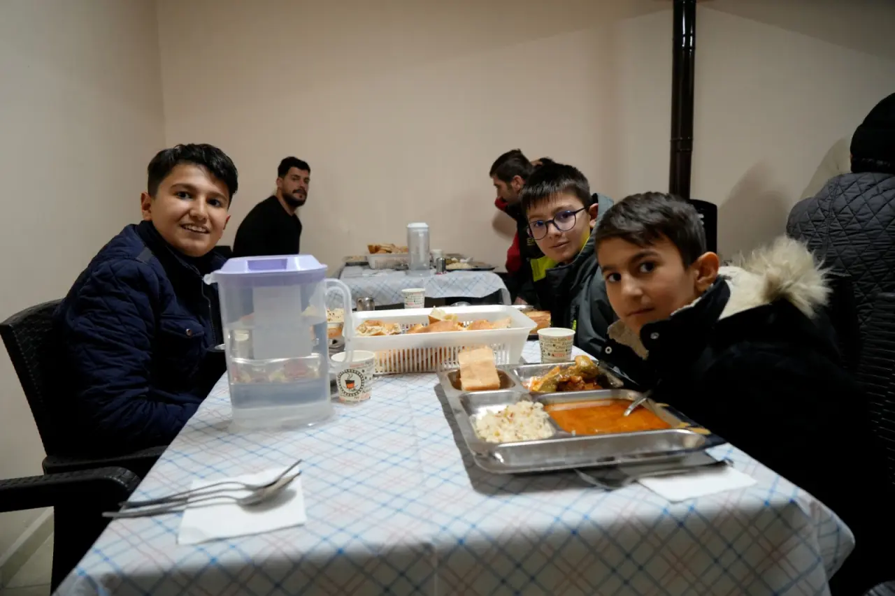 Kırıklı'da çeyrek asra dayanan iftar geleneği: 22 yıldır yolculara sofra kuruluyor 4