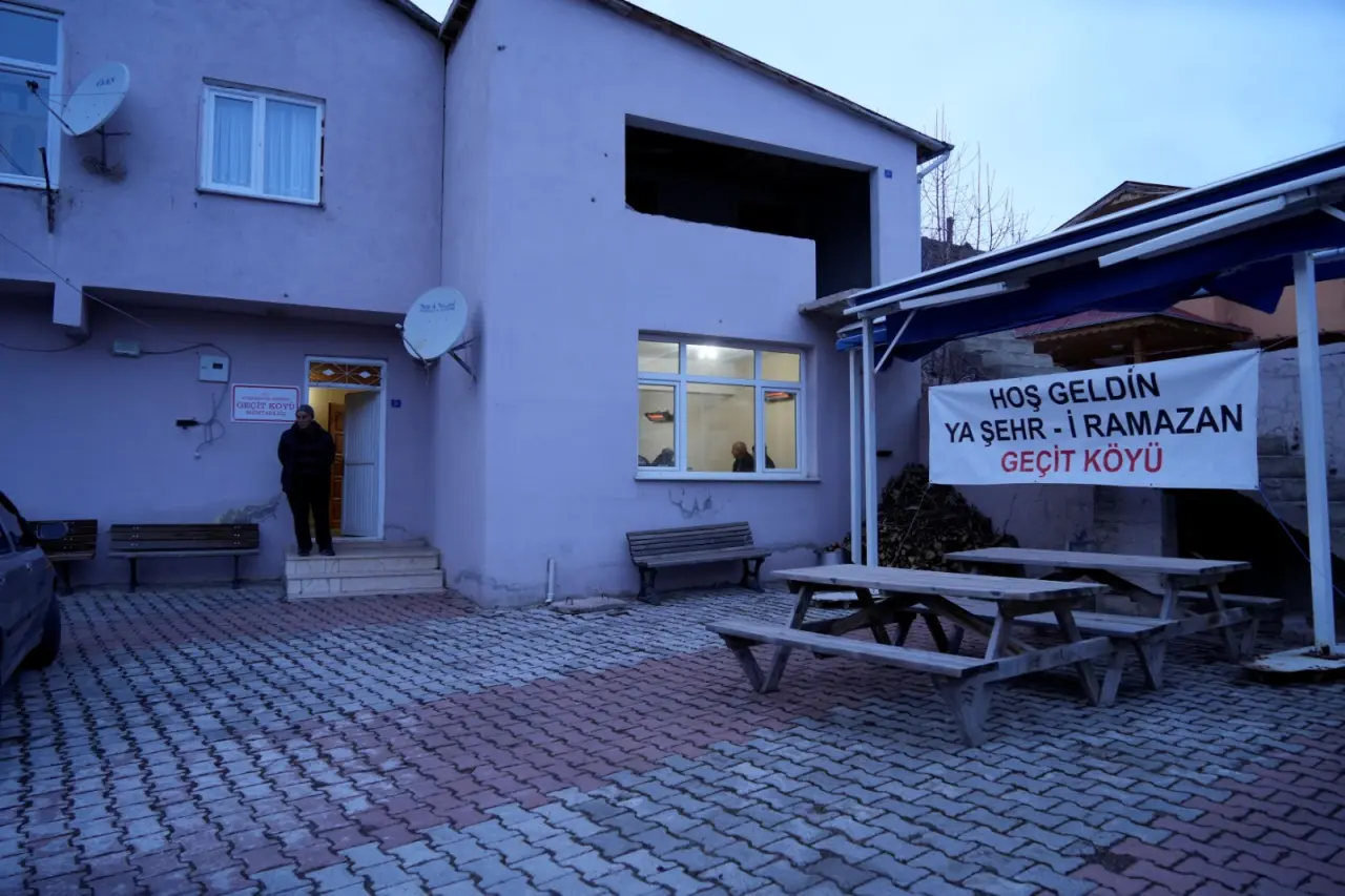 Bu köyden geçerken aracınızı durdururlarsa şaşırmayın! Sebebi takdir topluyor 3