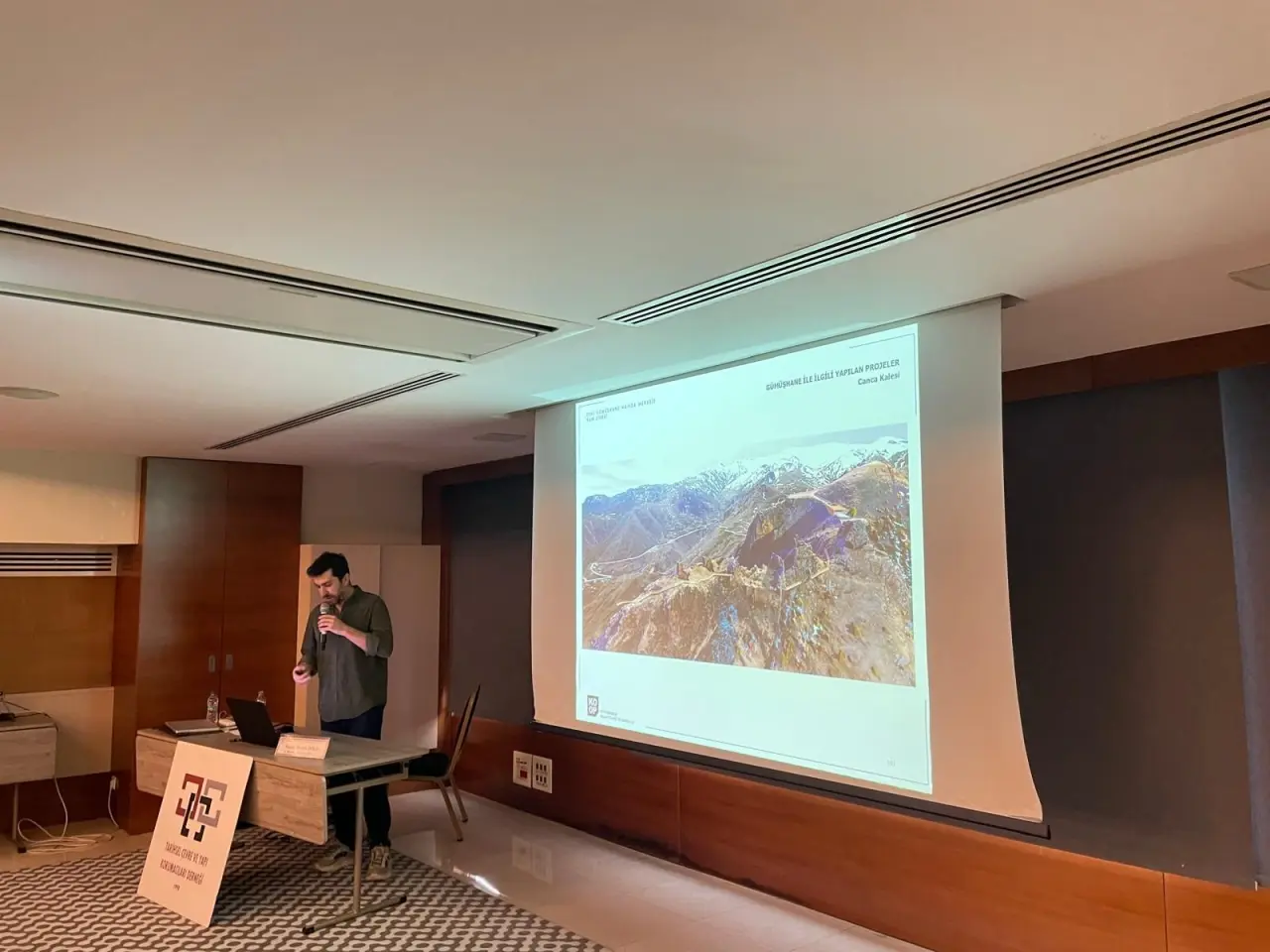 İstanbul’da Süleymaniye Rüzgarı: Mimar Burak Dolu’dan Eski Gümüşhane Konferansı 1