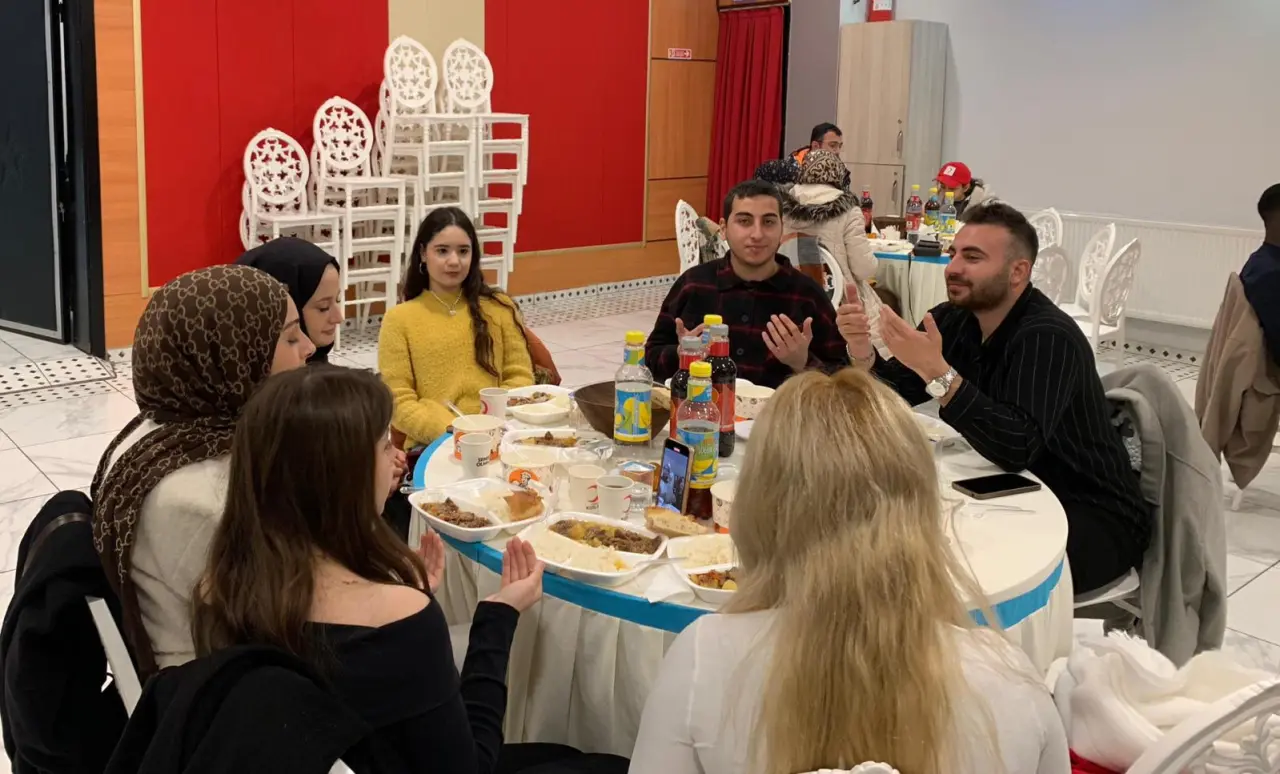 Gümüşhane’de Gönül Sofrası: Kızılay’dan 300 Kişilik "Anne Eli" İftarı 5