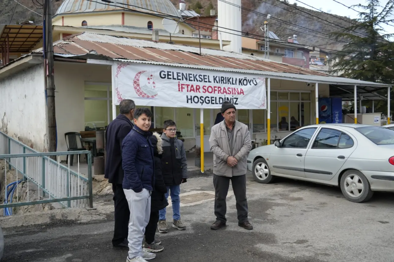 Kırıklı'da çeyrek asra dayanan iftar geleneği: 22 yıldır yolculara sofra kuruluyor 6