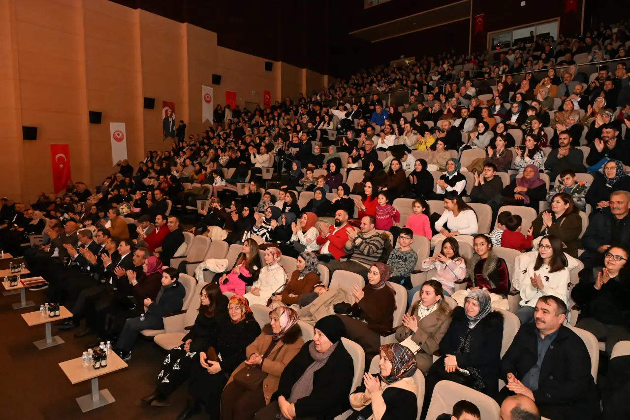 Gümüşhane’de sahne öğretmenlerin! Maarif Korosu’ndan unutulmaz sanat gecesi 28