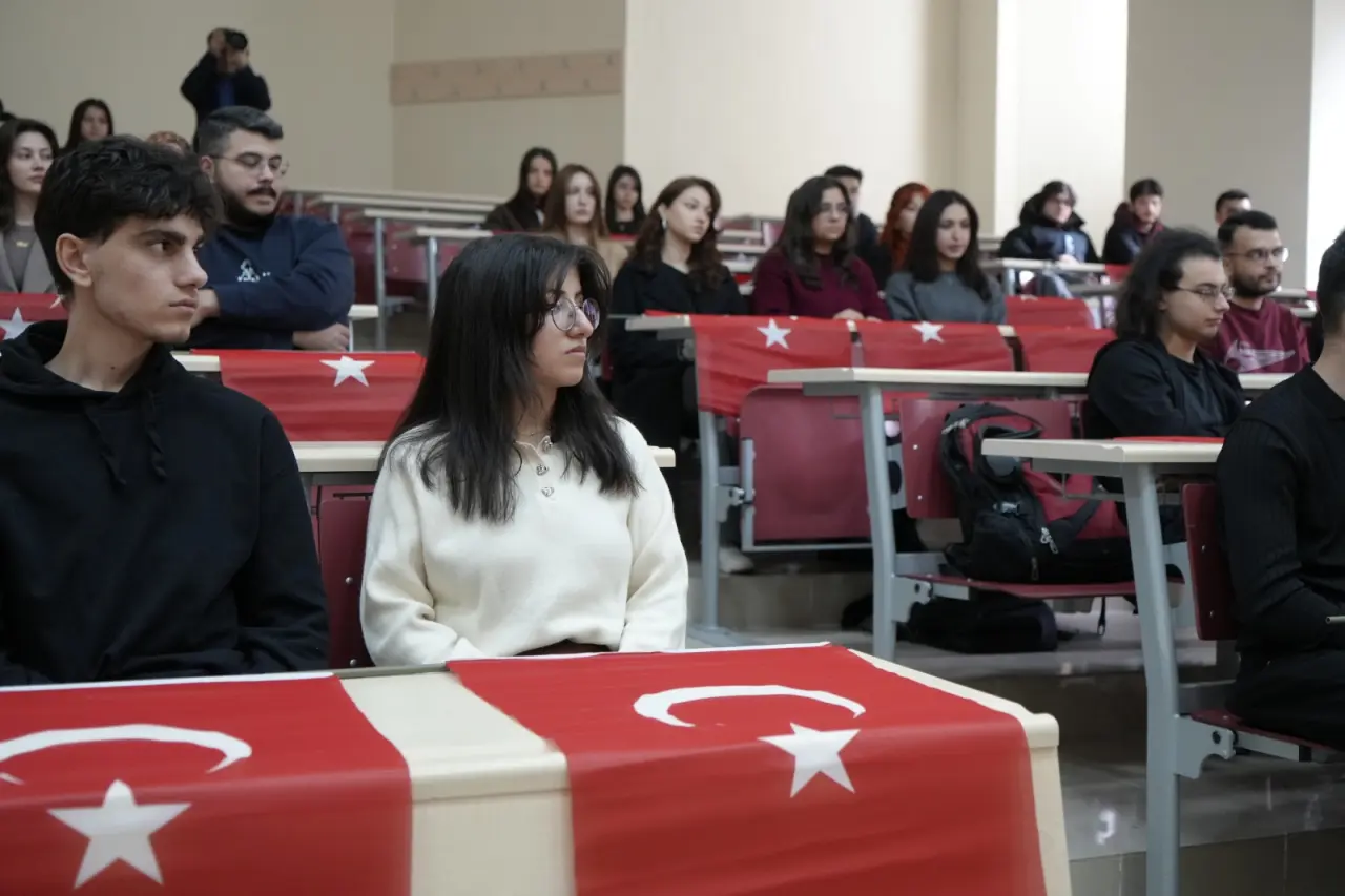 Gümüşhane Üniversitesi’nde ilk ders Türk Bayrağı’na ayrıldı 1