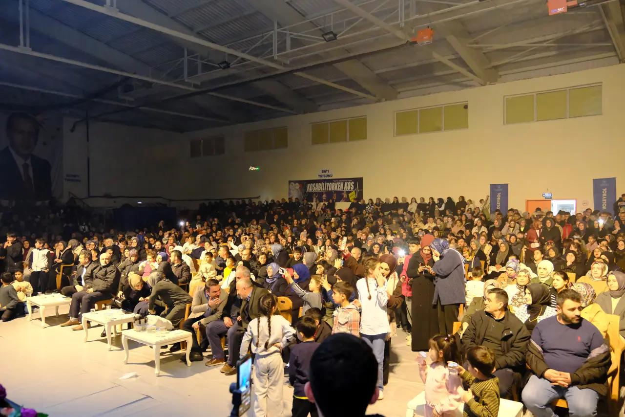 Şiran’da salonlar dar geldi! Binlerce kişi Fadıl Aydın programına katıldı 1