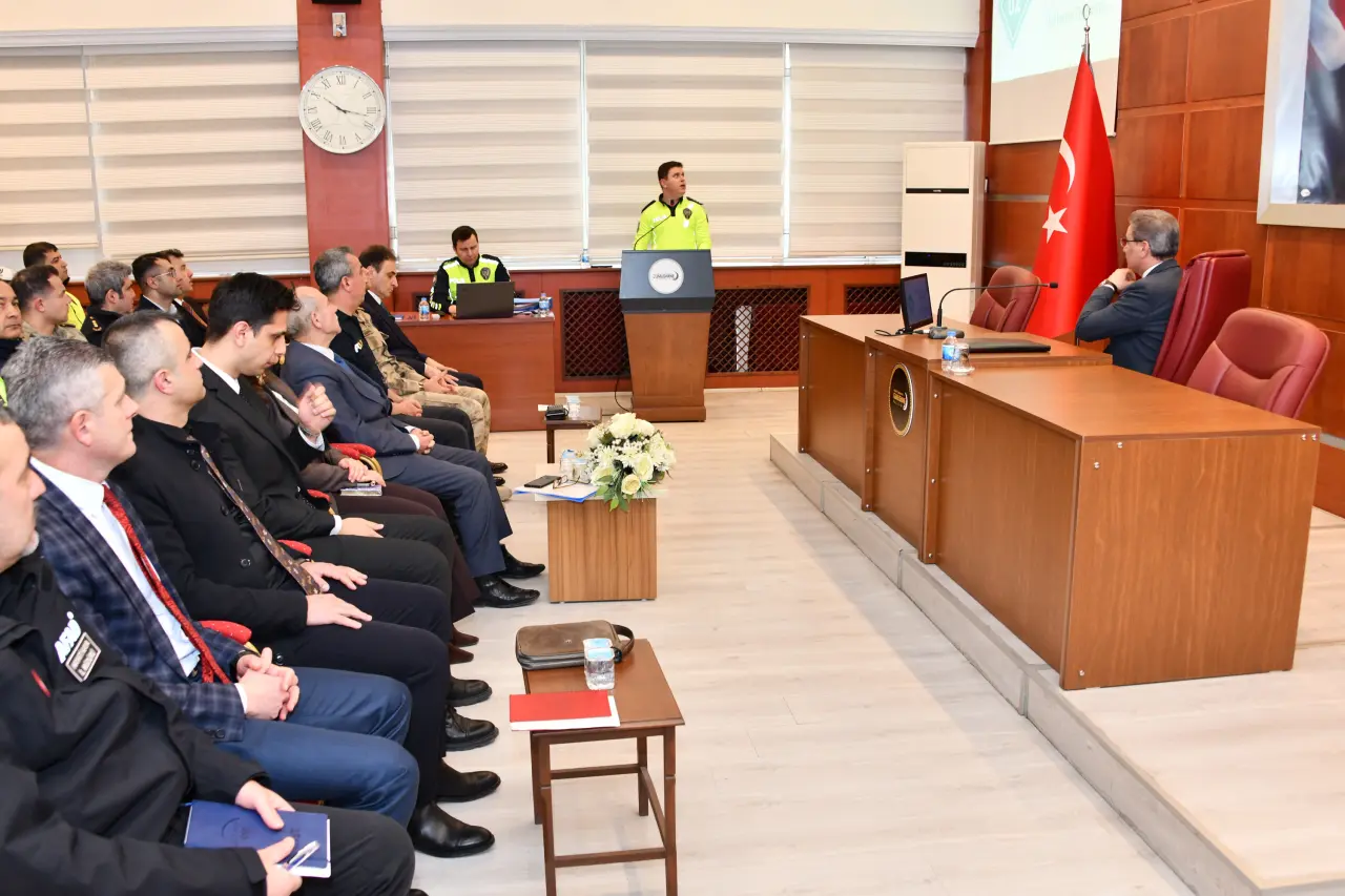 Gümüşhane'de Karayolu Trafik Güvenliği Stratejisi İl Yürütme Kurulu Toplantısı yapıldı 3