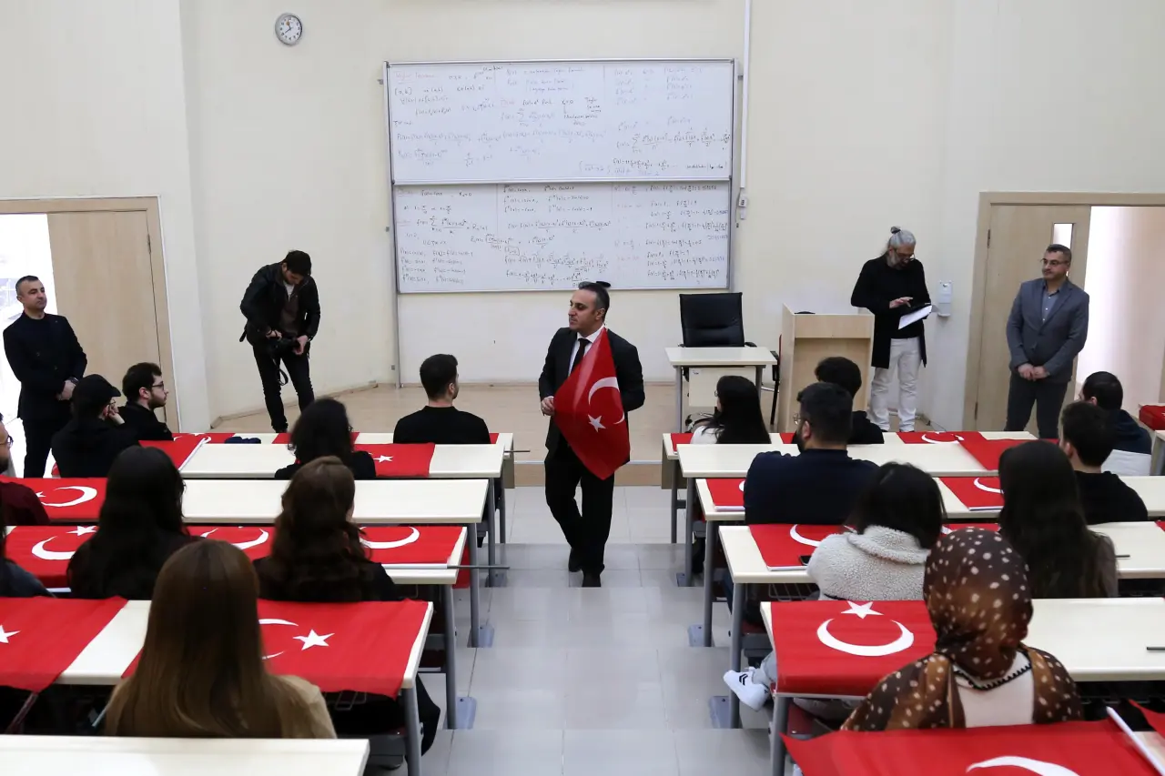 Gümüşhane Üniversitesi’nde ilk ders Türk Bayrağı’na ayrıldı 9
