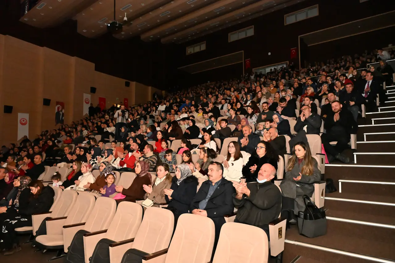 Gümüşhane’de sahne öğretmenlerin! Maarif Korosu’ndan unutulmaz sanat gecesi 13