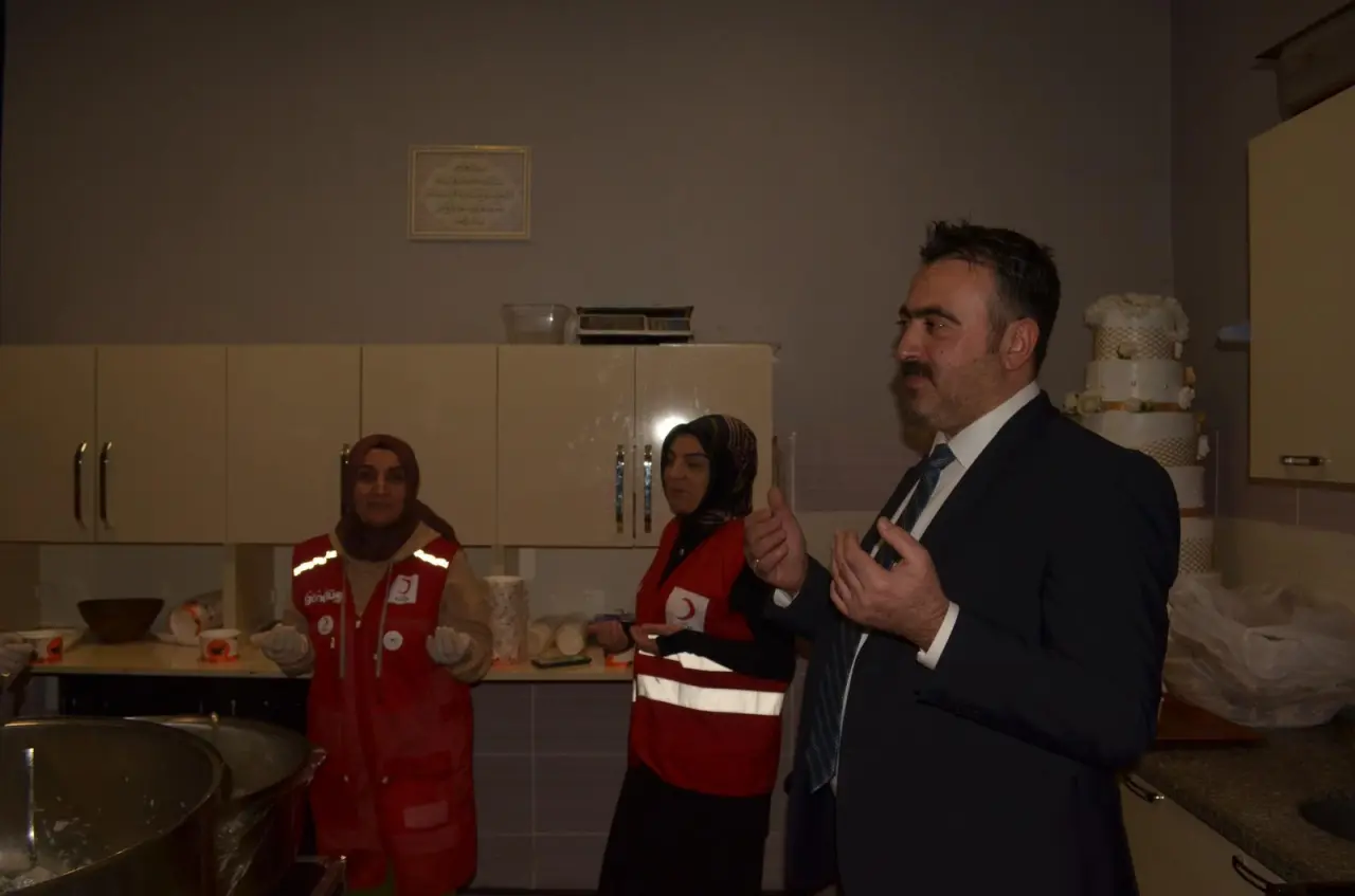 Gümüşhane’de Gönül Sofrası: Kızılay’dan 300 Kişilik "Anne Eli" İftarı 2