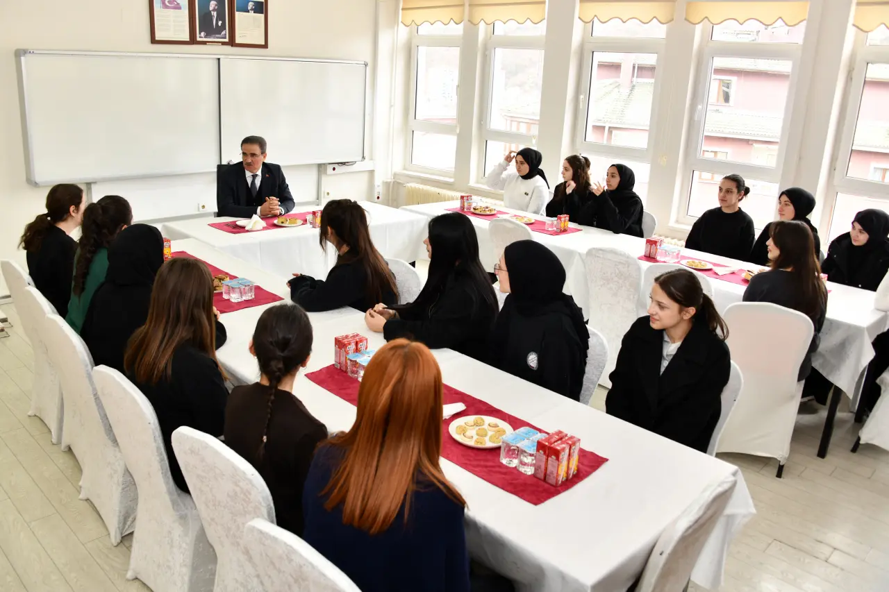 Vali Baruş’tan Hayme Ana Mesleki ve Teknik Anadolu Lisesi’ne Ziyaret 9