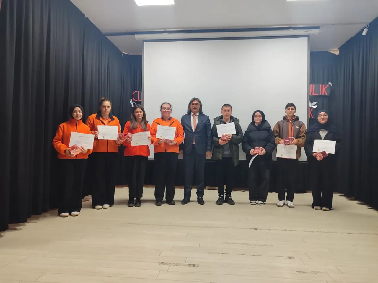 Gümüşhane'de Gençlerin "İstiklal" Yarışı: Şiran Fen Lisesi Şampiyon Oldu! 2