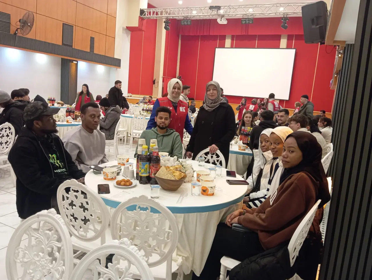 Gümüşhane’de Gönül Sofrası: Kızılay’dan 300 Kişilik "Anne Eli" İftarı 10