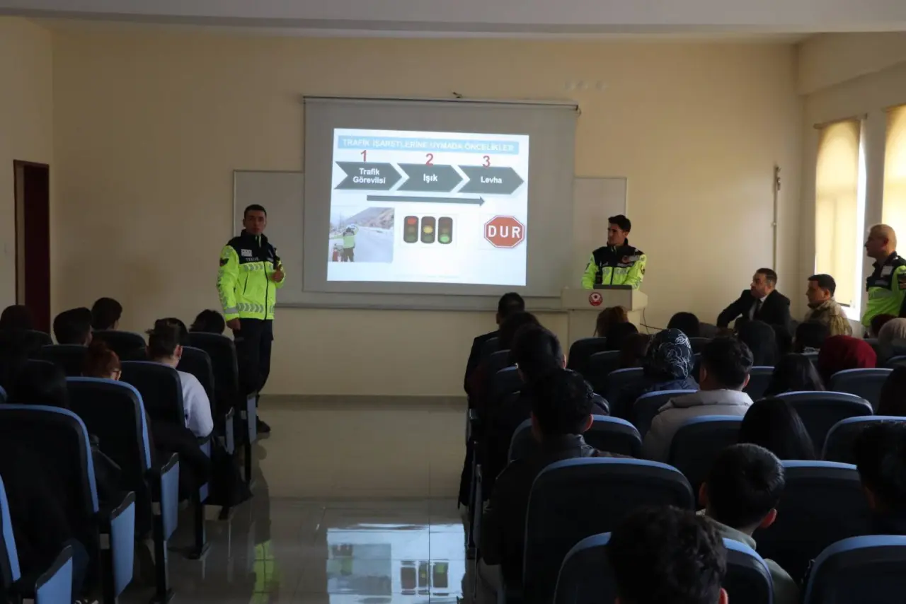 Gümüşhane İl Jandarma Komutanlığı Şiran’da geleceğin sağlıkçılarını bilgilendirdi 4