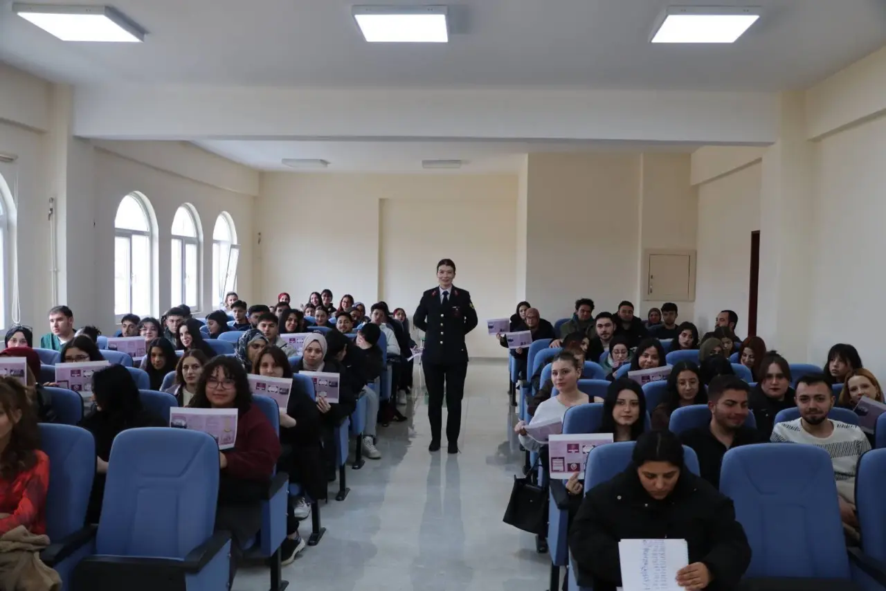 Gümüşhane İl Jandarma Komutanlığı Şiran’da geleceğin sağlıkçılarını bilgilendirdi 1