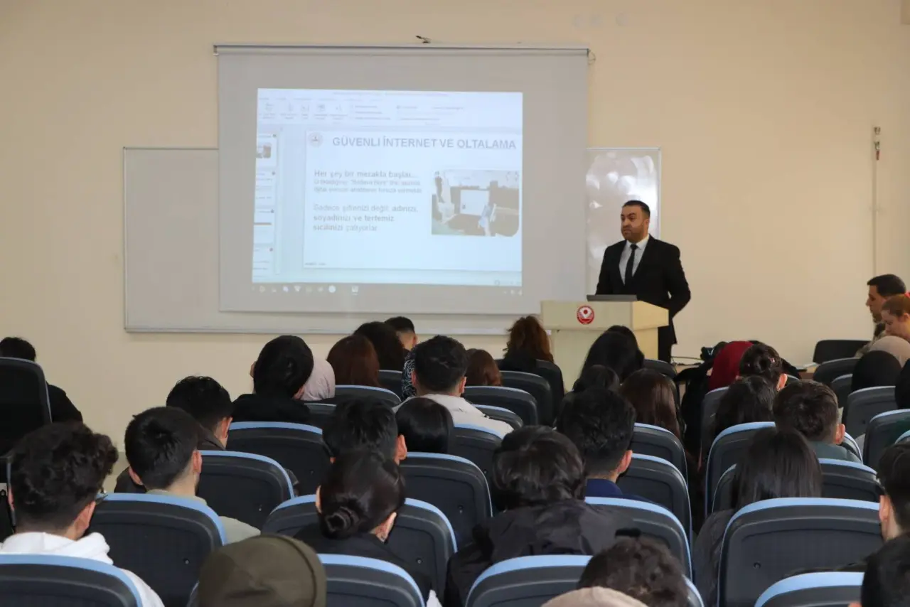 Gümüşhane İl Jandarma Komutanlığı Şiran’da geleceğin sağlıkçılarını bilgilendirdi 2