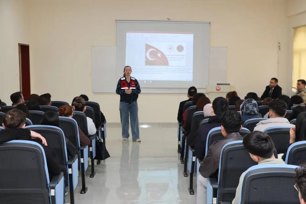 Gümüşhane İl Jandarma Komutanlığı Şiran’da geleceğin sağlıkçılarını bilgilendirdi 3