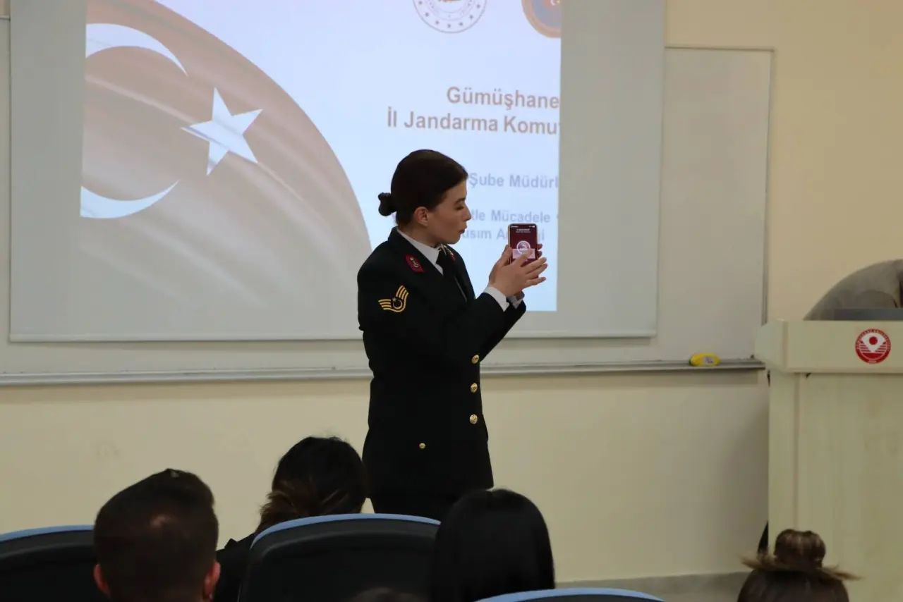 Gümüşhane İl Jandarma Komutanlığı Şiran’da geleceğin sağlıkçılarını bilgilendirdi 5