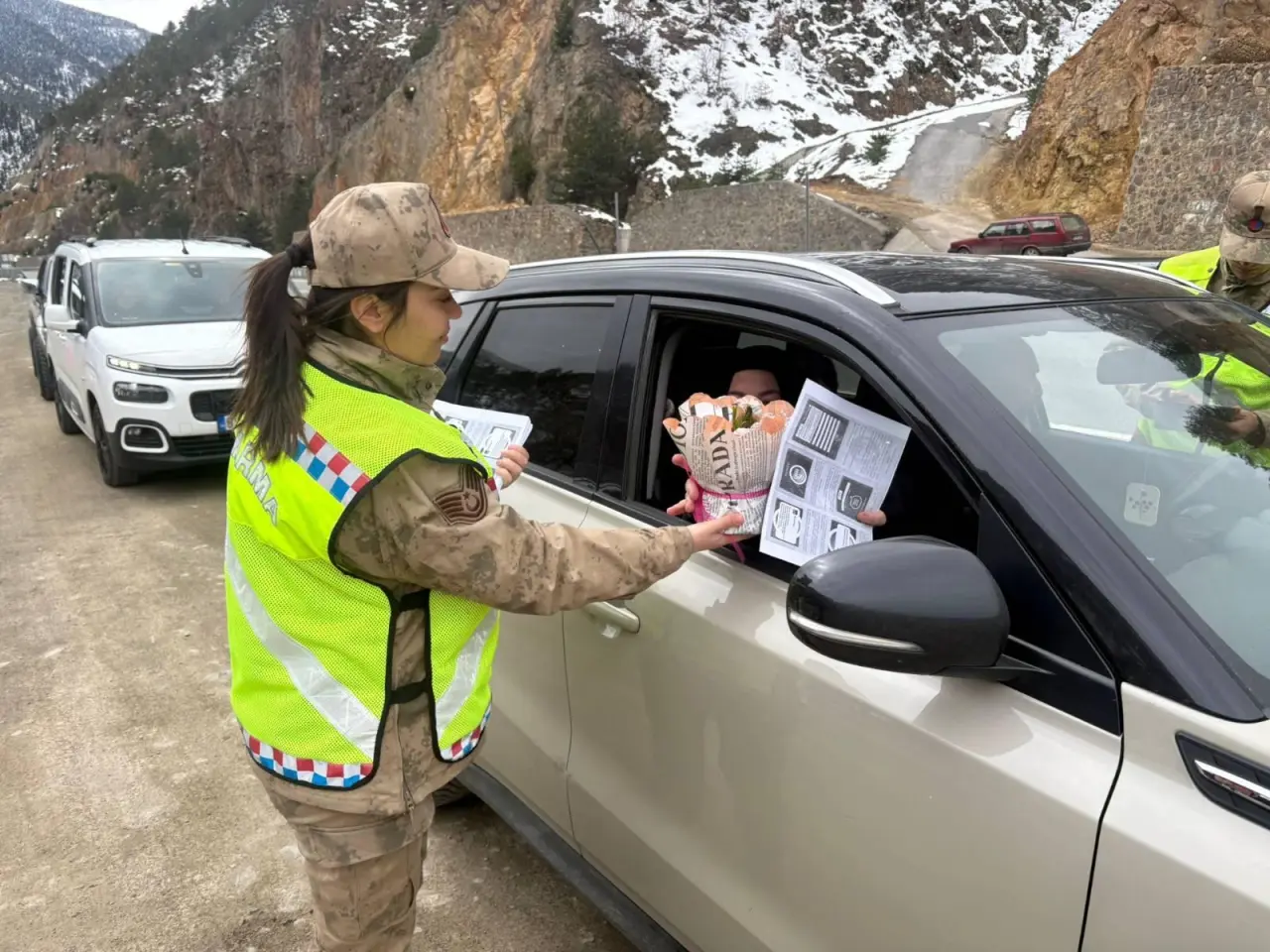 Gümüşhane İl Jandarma Komutanlığı’ndan 8 Mart’ta Anlamlı Farkındalık Faaliyeti 13