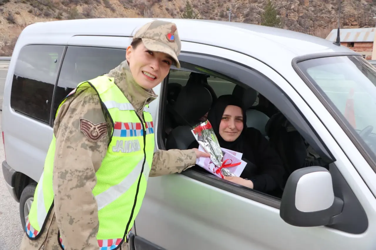 Gümüşhane İl Jandarma Komutanlığı’ndan 8 Mart’ta Anlamlı Farkındalık Faaliyeti 8