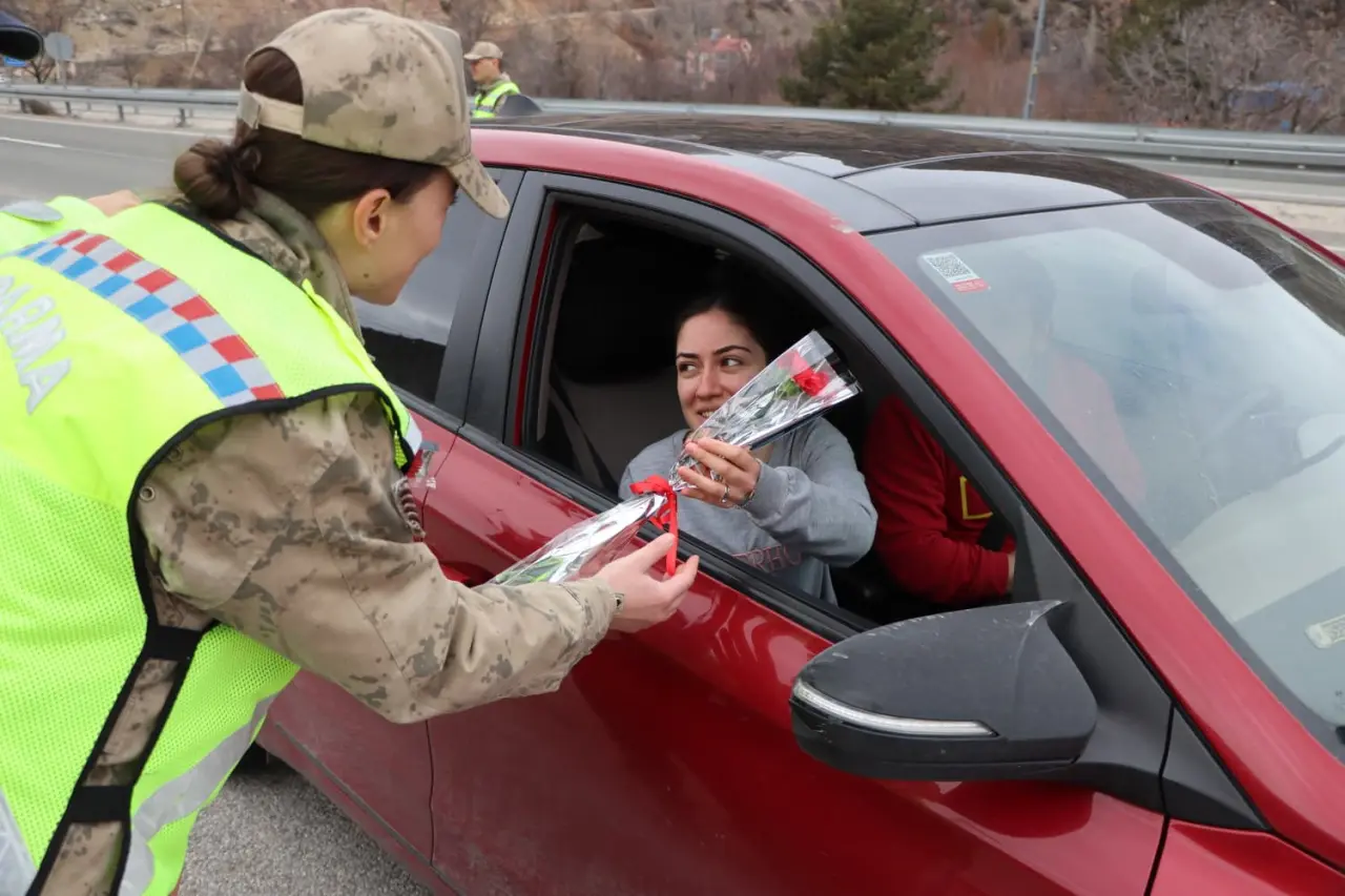 Gümüşhane İl Jandarma Komutanlığı’ndan 8 Mart’ta Anlamlı Farkındalık Faaliyeti 3