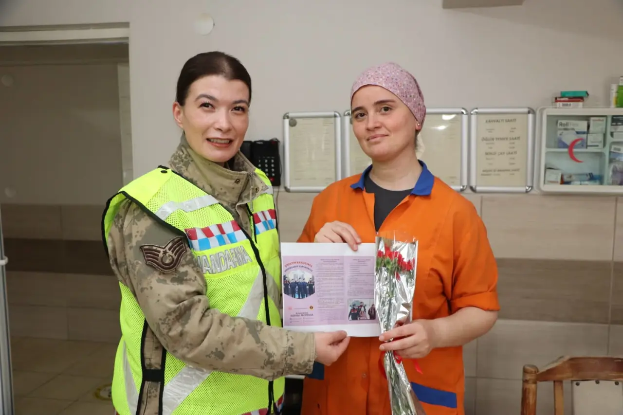 Gümüşhane İl Jandarma Komutanlığı’ndan 8 Mart’ta Anlamlı Farkındalık Faaliyeti 7