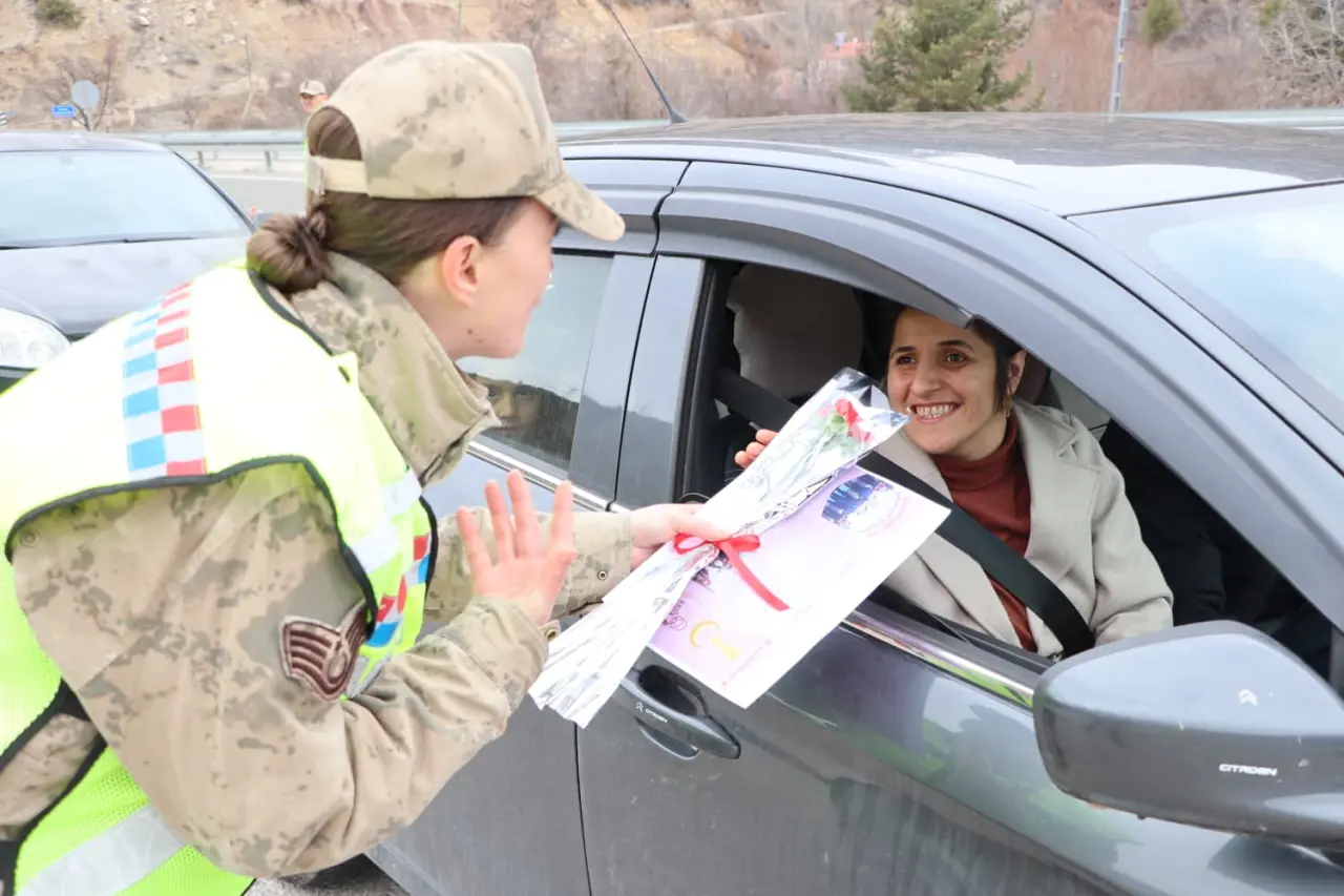 Gümüşhane İl Jandarma Komutanlığı’ndan 8 Mart’ta Anlamlı Farkındalık Faaliyeti 1