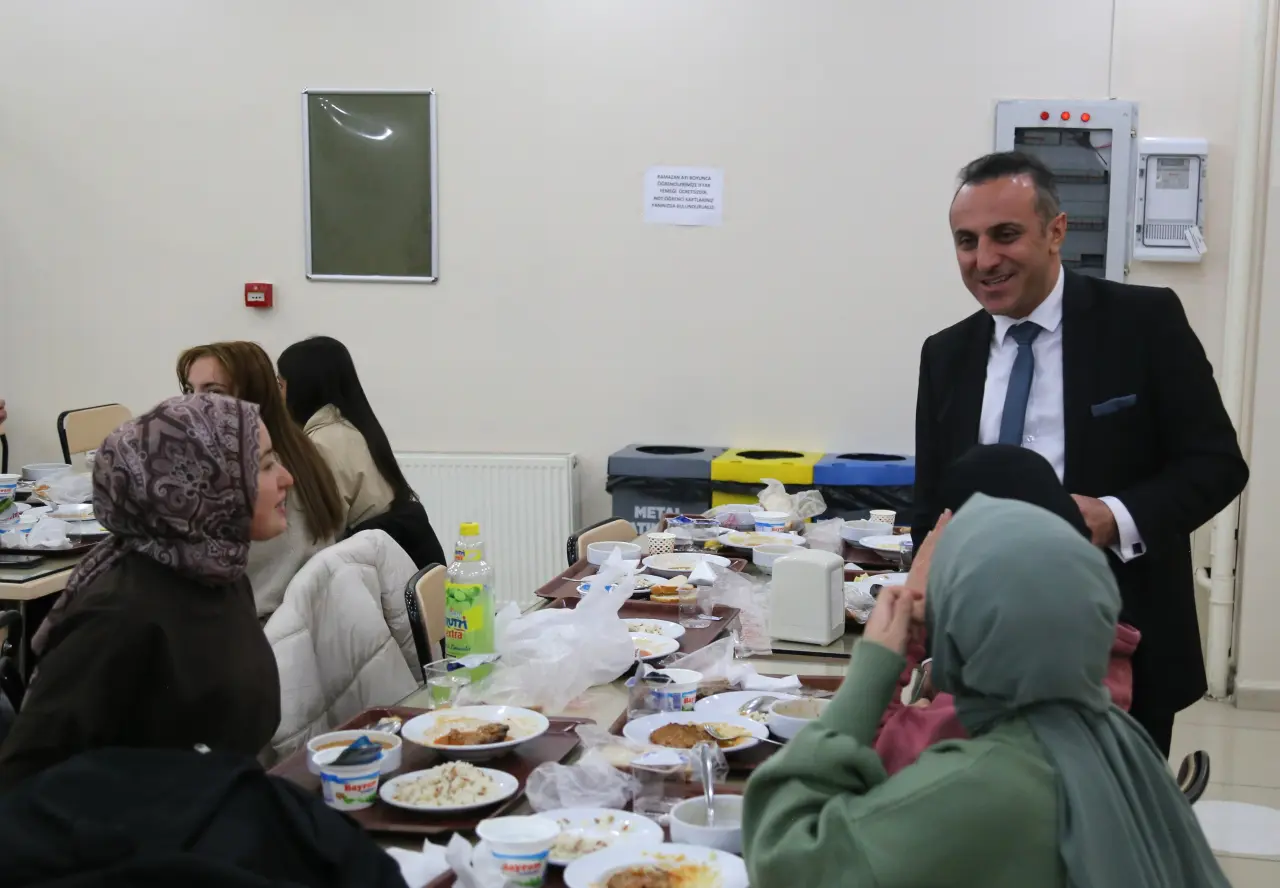 Gümüşhane Üniversitesi’nde Geleneksel İftar Sofrası: Rektör Yıldız Gençlerle Buluştu 7
