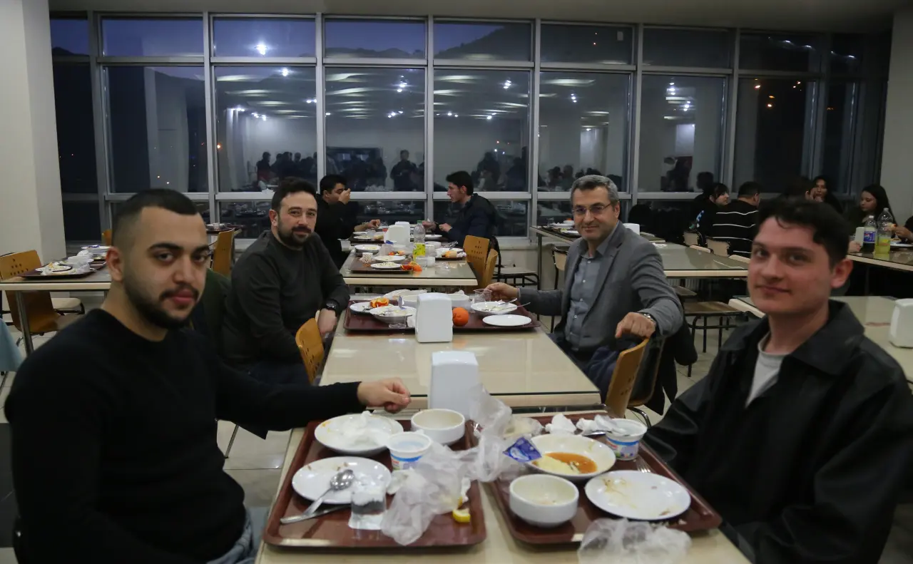 Gümüşhane Üniversitesi’nde Geleneksel İftar Sofrası: Rektör Yıldız Gençlerle Buluştu 6