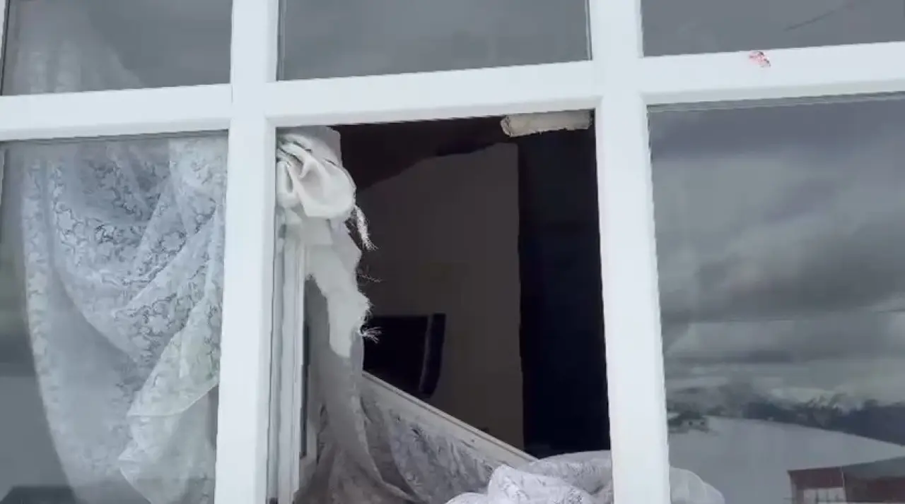 Gümüşhane’de akılalmaz olay: Ayılar bu kez kapıdan değil 2.katın penceresinden girdi! 5