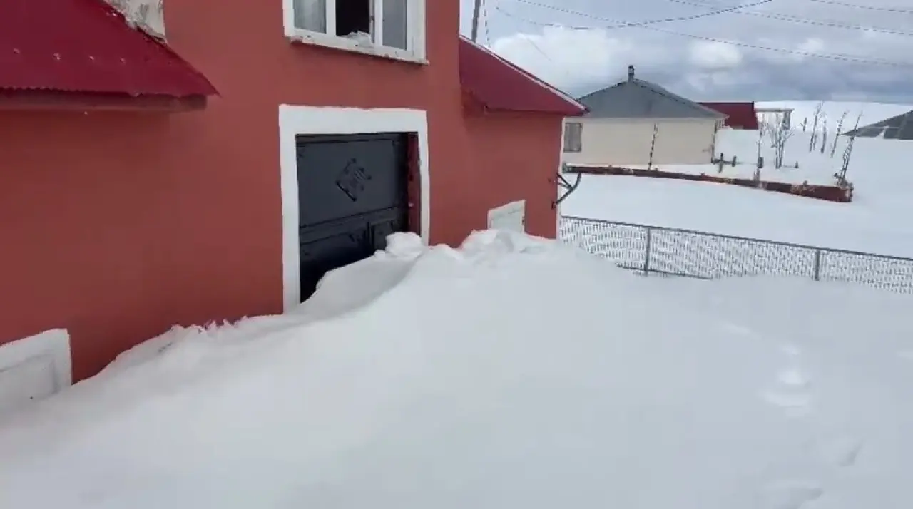 Gümüşhane’de akılalmaz olay: Ayılar bu kez kapıdan değil 2.katın penceresinden girdi! 2