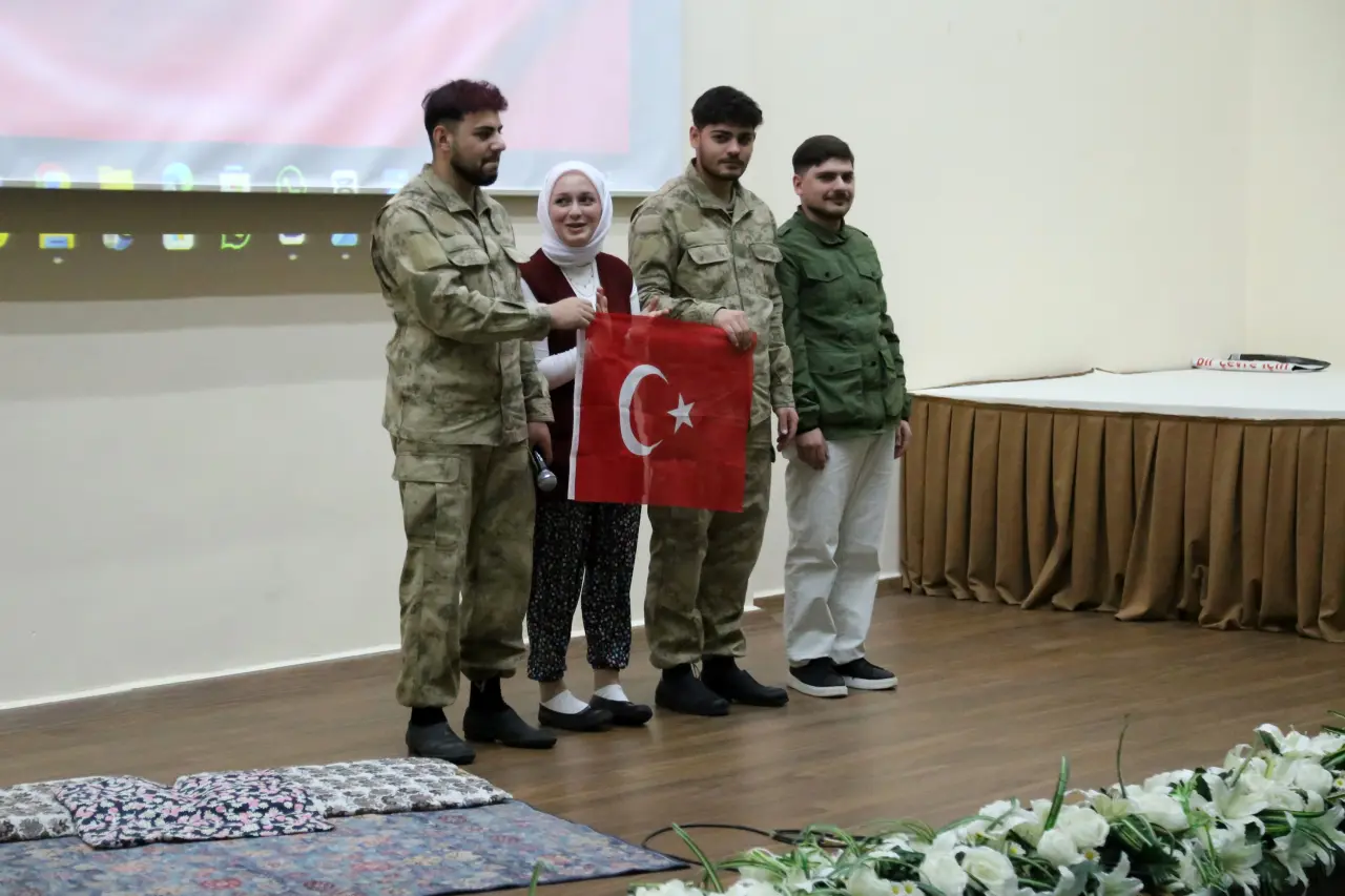 Gümüşhane'de duygusal anlar: "Kınalı Hasan" sahne alınca salon gözyaşlarına boğuldu! 8